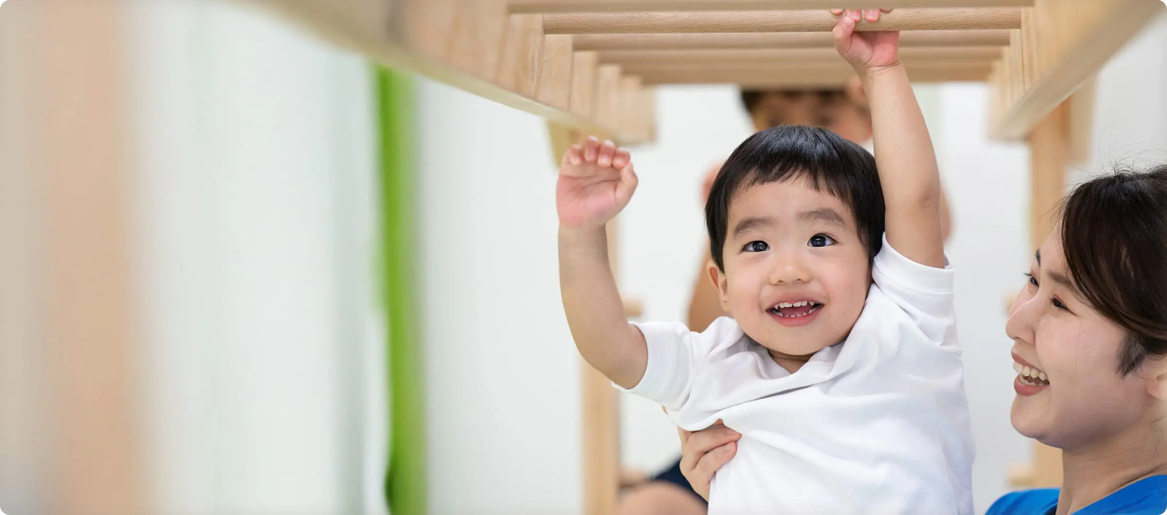 室内の遊具で遊ぶ子どもを支える保育者