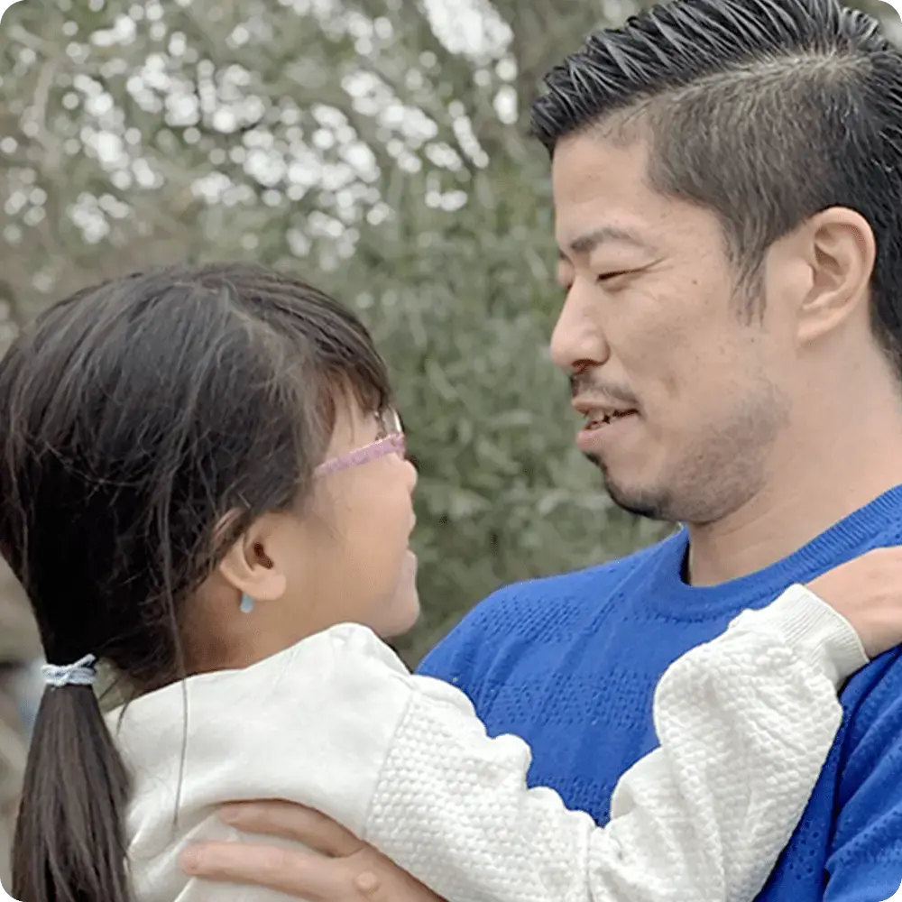 子供を抱いた代表の写真1