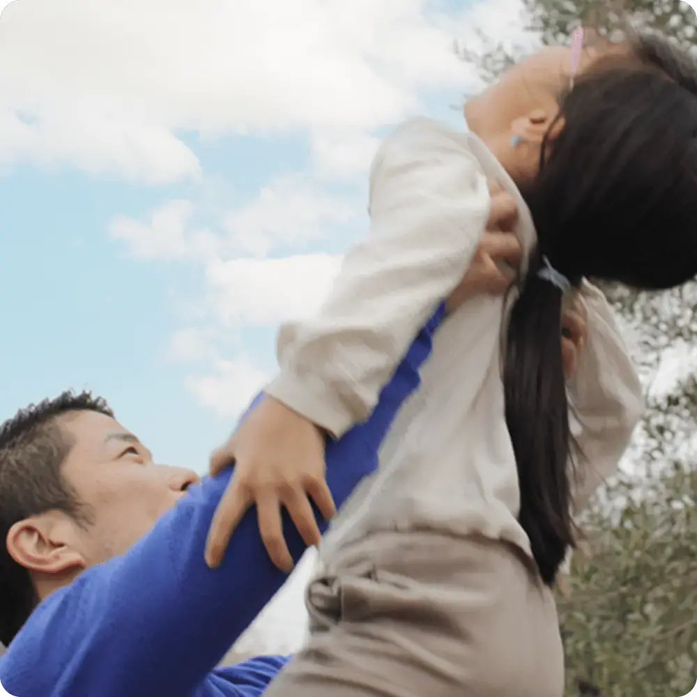 子供を抱いた代表の写真2