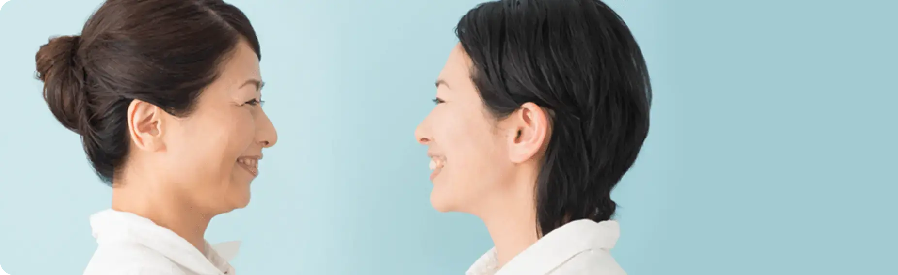 女性が笑い合っている画像