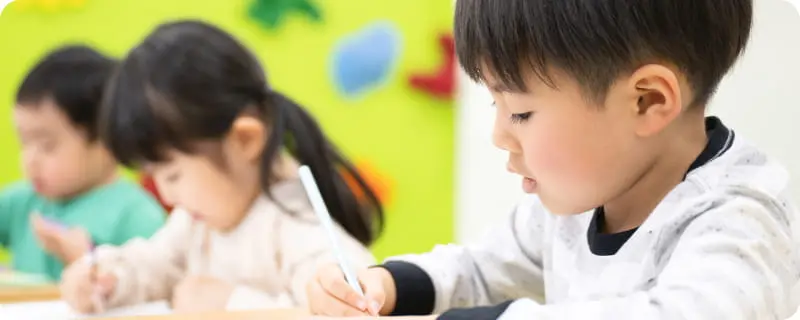 幼児が学習している様子